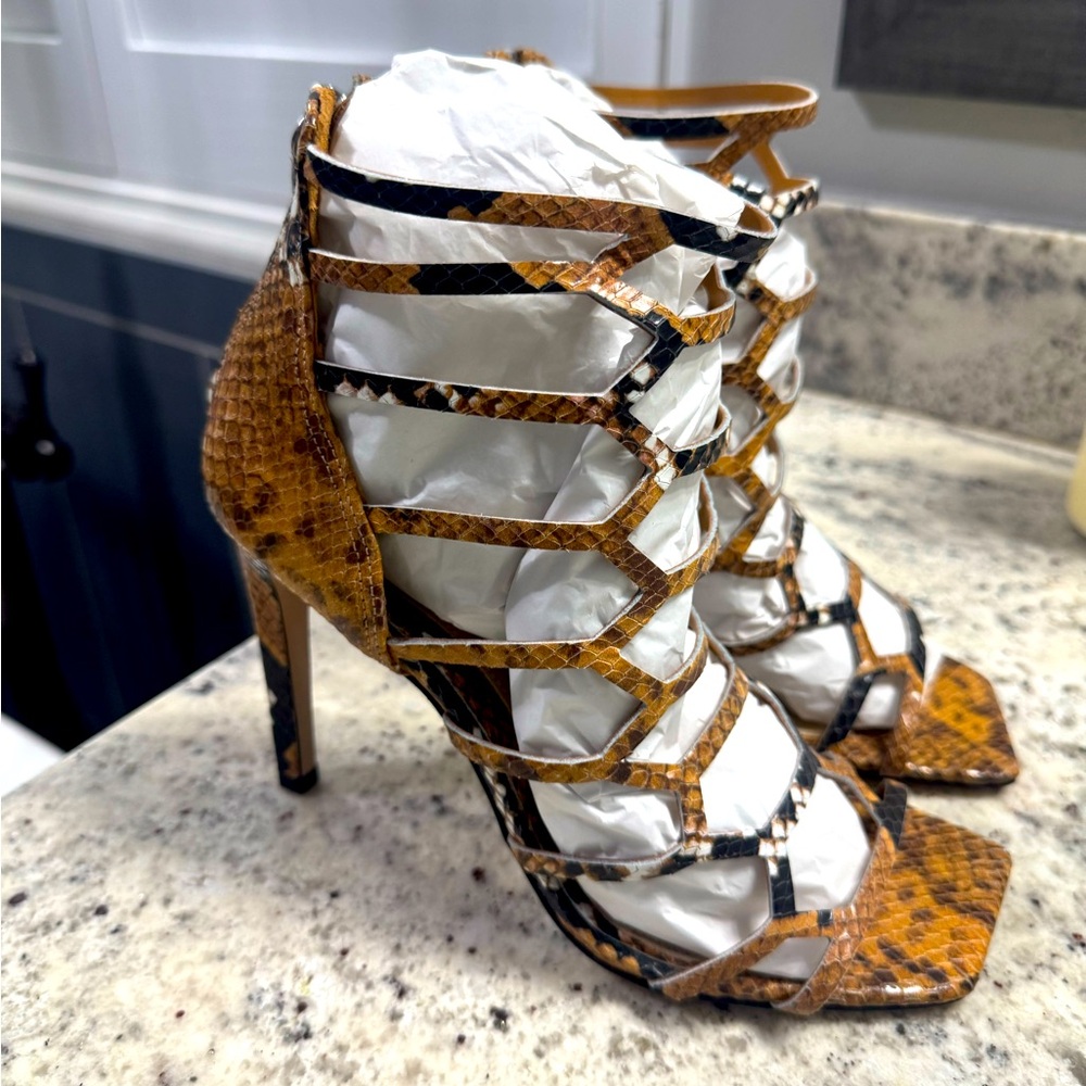 Schutz Julianna Women's Strappy Snake embossed  Print Heels sandals sz 8 nwob